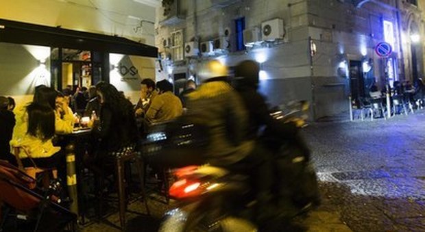 Napoli, notte di follia a Chiaia: 19enne accoltellato ai «baretti»