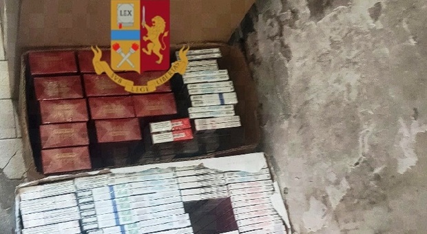Contrabbando di sigarette a Napoli, 569 stecche nell'androne del palazzo