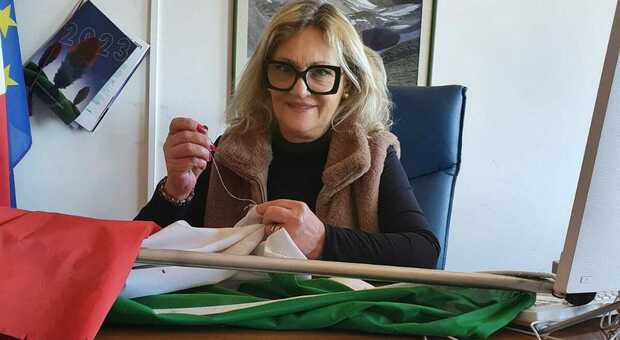 La sindaca Francesca Grilli rammenda il Tricolore