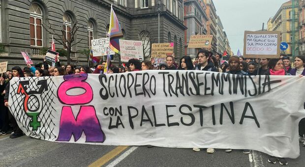 8 marzo, 500 in piazza a Napoli per lo sciopero transfemminista