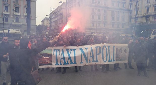 Napoli, la rivolta dei tassisti: corteo, fumogeni e corse sospese