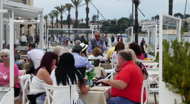 Puglia, il presidente Emiliano arrivano aiuti per le agenzie di viaggio. «Fondamentali per il turismo»