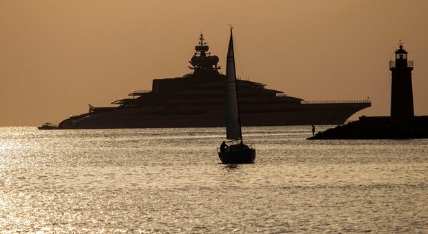Oligarchi russi, prime sanzioni dall'Italia: sequestrati yacht e beni per 140 milioni