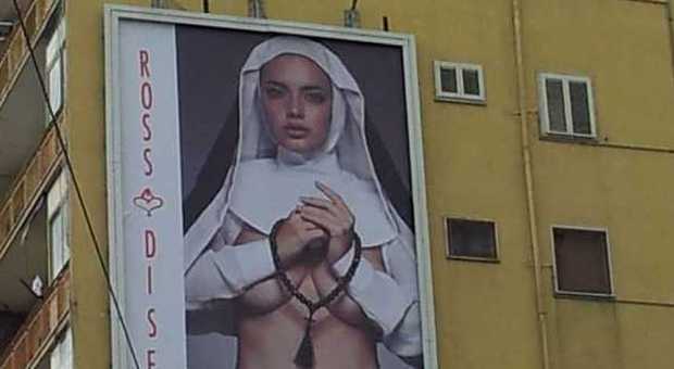Napoli, suora sexy su manifesto prima della visita del Papa: polemiche e immagini coperte