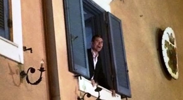 Caligiore si affaccia dalla finestra della sede comunale di Palazzo Antonelli