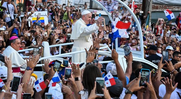 Tensione al corteo papale a Panama, un ragazzino si lancia verso l'auto di Francesco