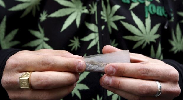 Un ventenne multato con 400 euro per circa due grammi di marijuana