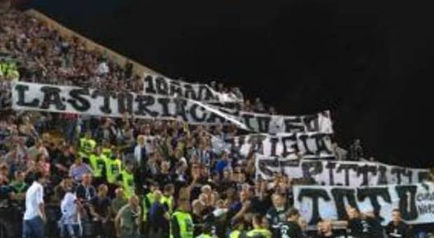 Tifosi dell'Udinese allo stadio Friuli in una foto d'archivio