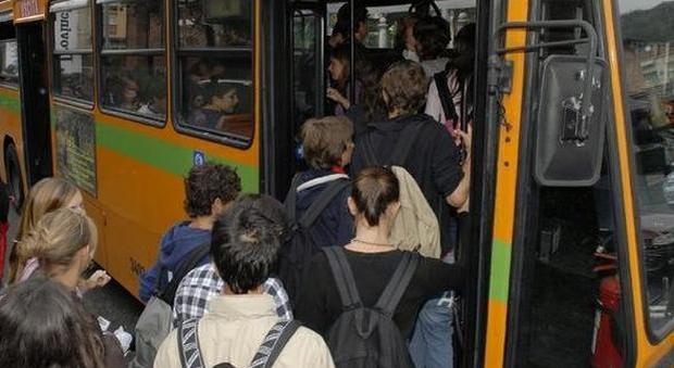 Prendono il bus per la scuola: 19 bimbi intossicati, in 2 all'ospedale