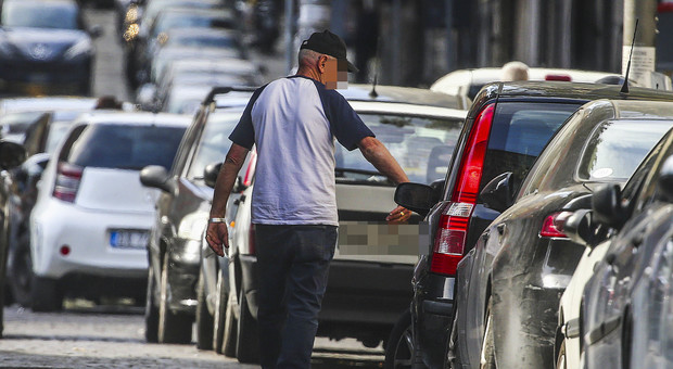 Napoli, blitz anti-parcheggiatori davanti a ospedale e ristoranti di Posillipo