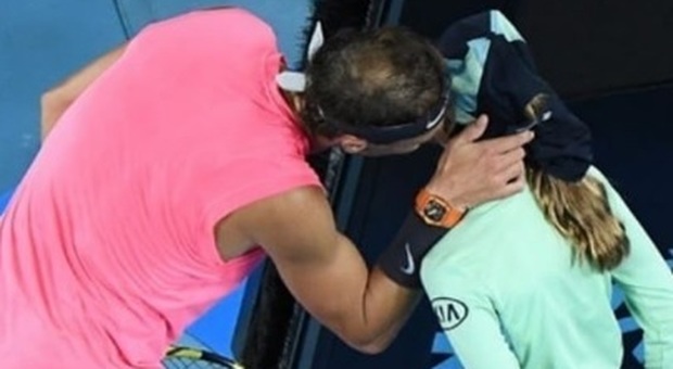 Australian Open: Nadal colpisce la raccattapalle, poi si scusa e la bacia Video