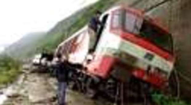 Treno deraglia, ferrovia bloccata e ritardi: il convoglio era partito dalle Marche