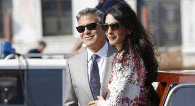 Vietato avvicinarsi a George Clooney e la moglie Amal. Il sindaco di Laglio: "Multe fino a 500 euro"