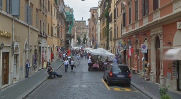 Roma a luci rosse, sesso in strada a San Pietro tra i turisti