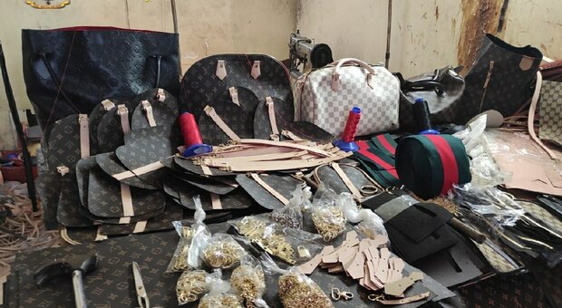 Napoli, 4.100 borse contraffatte e violazioni Covid: raffica di sanzioni