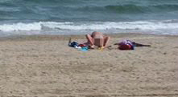 Fanno sesso in spiaggia davanti ad adulti e bambini: turisti "focosi" multati