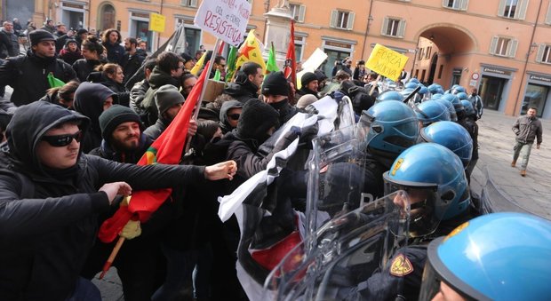 Bologna, scontri tra polizia e centri sociali: feriti 4 studenti e un agente
