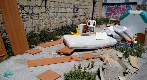 Napoli, micro-discariche di in strada: ingombranti e rifiuti speciali tra i cassonetti