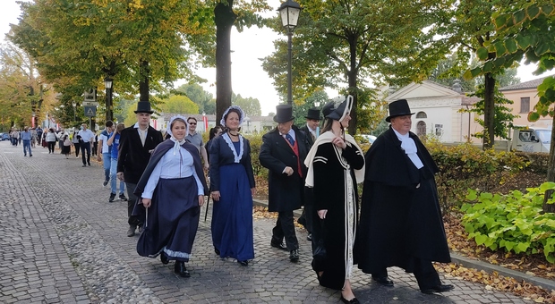 Il corteo in costume d'epoca per le vie di Fratta Polesine nelle "Giornate della Carboneria"