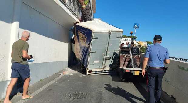 Capri, ancora un incidente sulla strada che collega il porto al centro