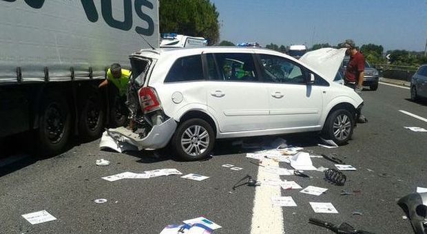 Porto S.Elpidio, paura sull'autostrada Carambola auto-Tir, due feriti all'ospedale
