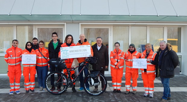 Duemila chilometri in bici attarverso l'Italia: raccolta fondi per il Nepal