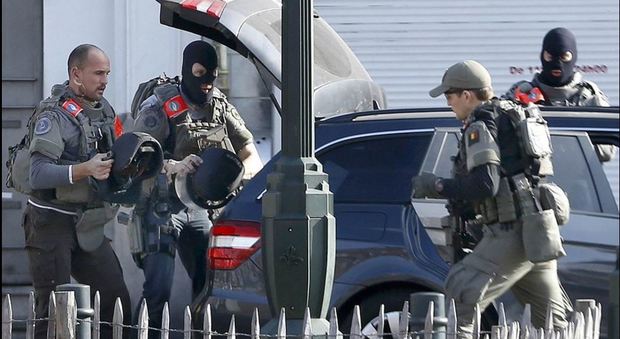Bruxelles, sparatoria in strada: feriti quattro poliziotti, ucciso un sospetto