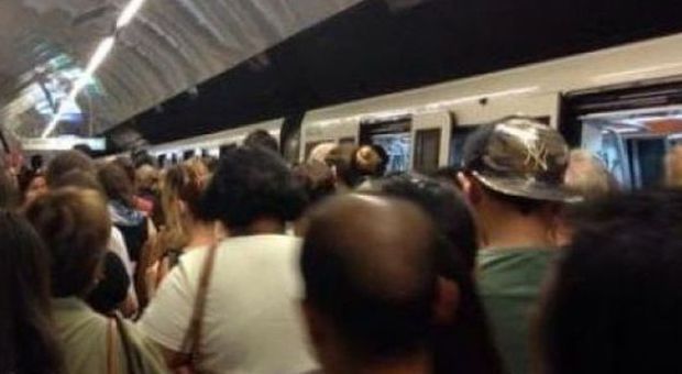 Roma, metro B Policlinico senza luce: stazione chiusa per 20 minuti