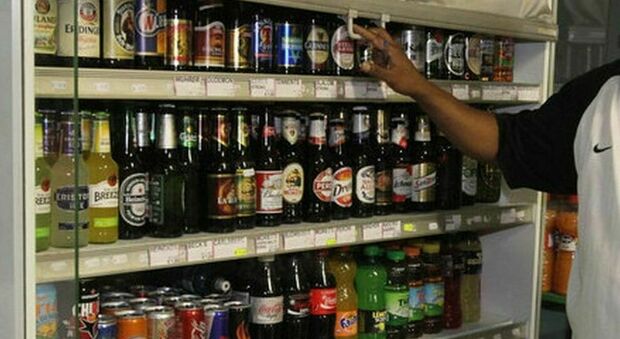 Covid-19, stretta del sindaco su distributori e minimarket: «Divieto di vendita di alcolici dalle 21 alle 6». Leggi l'ordinanza