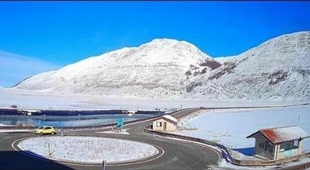 Abruzzo, finalmente la neve: piste aperte nel weekend (ma incassi giù del 50%). Da Ovindoli a Roccaraso: ecco dove si potrà sciare