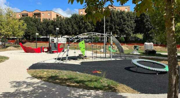 Il rinnovato parco di San Sisto intitolato alla memoria di Alessandro Pedetti, durante le ultime fasi dei lavori per i nuovi giochi