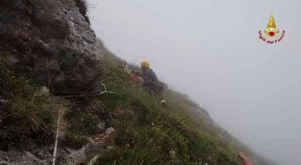 Bolognola, due escursionisti e un cane soccorsi sui monti dai vigili del fuoco