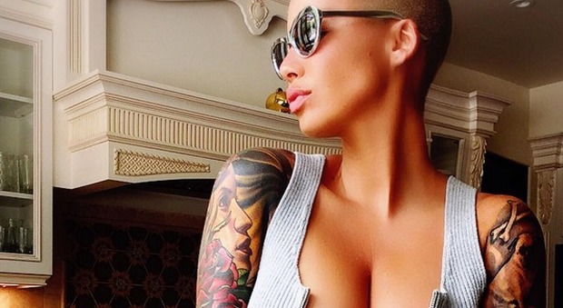 Amber Rose risponde a Kim Kardashian: scollatura hot su Instagram