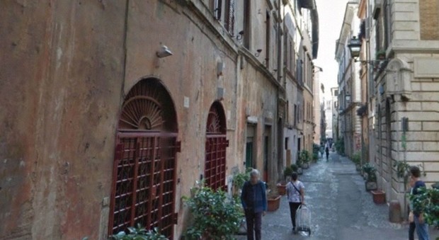 Roma, primo sgombero dei furbetti della casa: a via dei Coronari occupava la casa assegnata alla nonna morta