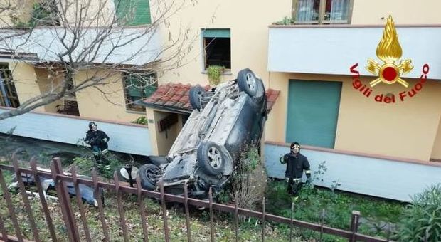 L'auto vola fuori strada e si schianta sulle case: pauroso incidente nel Fiorentino