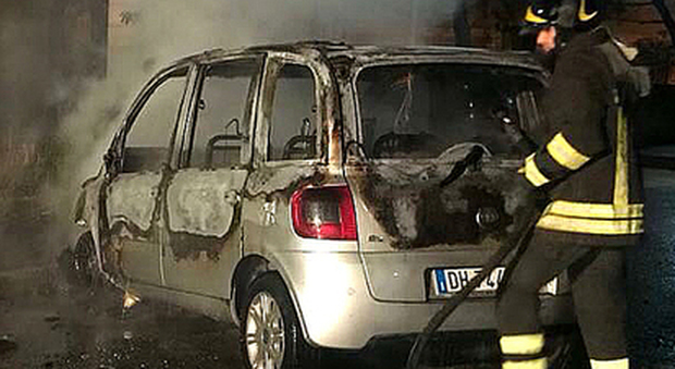 Racket e fiamme a Benevento: arrestato il piromane delle auto
