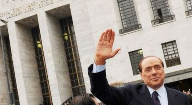 Silvio Berlusconi davanti al Palazzo di Giustizia di Milano (Ansa)