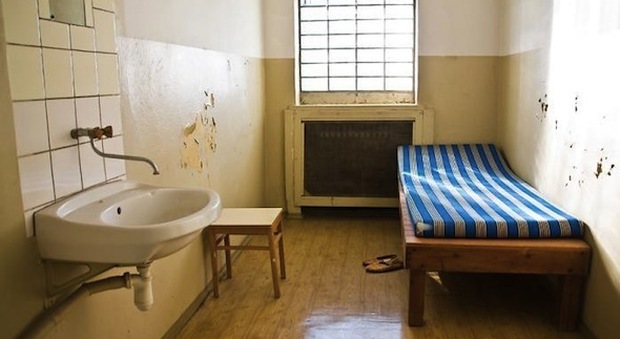 Sesso con tre detenuti, cuoca del carcere accusata di violenza sessuale