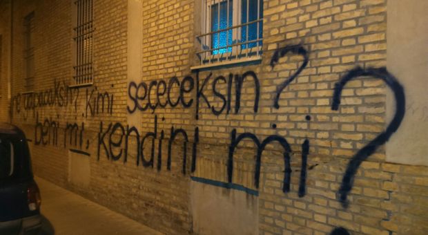 Civitanova, scrive sul muro in turco Aveva lo spray in mano: denunciata