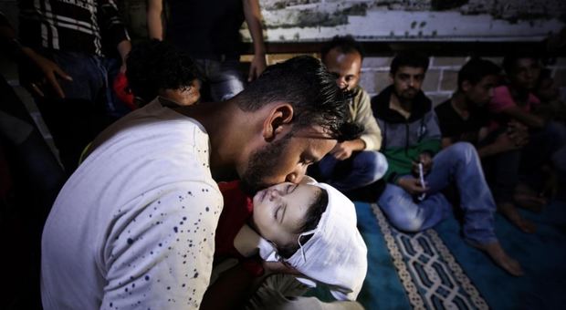 Gaza, 61 palestinesi uccisi. E una neonata muore per i gas lacrimogeni. Turchia espelle ambasciatore israeliano