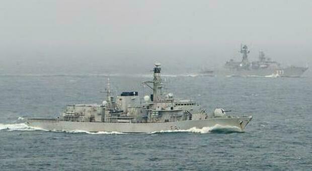 “Guerra Brexit” sulla Manica: Johnson manda la Royal Navy, la Francia una nave da guerra