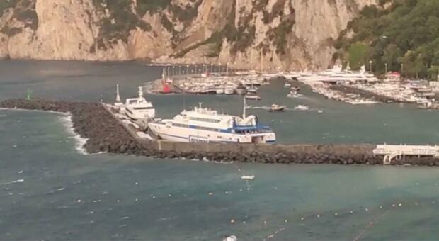Bomba d'acqua a Capri, il traghetto della Caremar finisce sul molo aliscafi