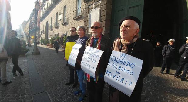 «Albergo dei poveri ai poveri» Sit-in davanti palazzo San Giacomo