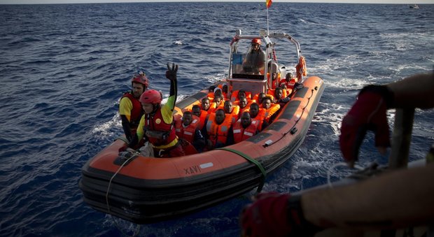 Migranti, Juncker: Ue pronta a contribuire con 100 milioni e 500 esperti per rimpatri