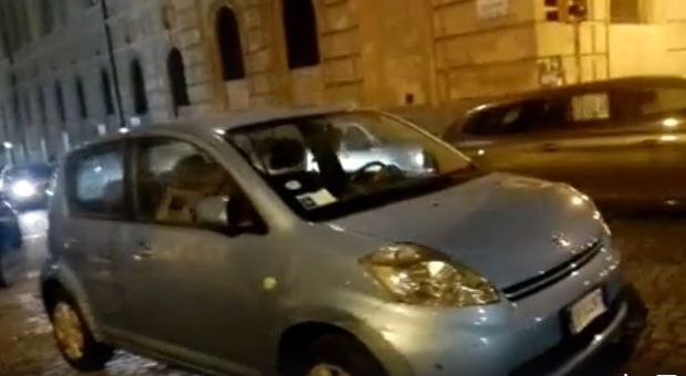 Parcheggia in mezzo alla strada: «A Napoli si fa così»