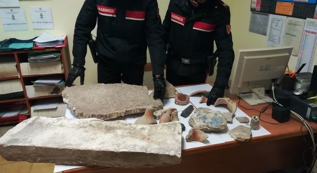 Roma, sorpreso mentre ruba reperti archeologici: arrestato tombarolo 57enne di Anzio