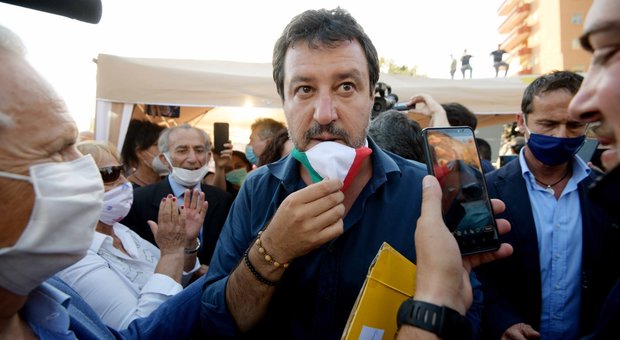 Salvini a Caserta, scritte contro il Capitano dopo il tour a Santa Maria Capua Vetere