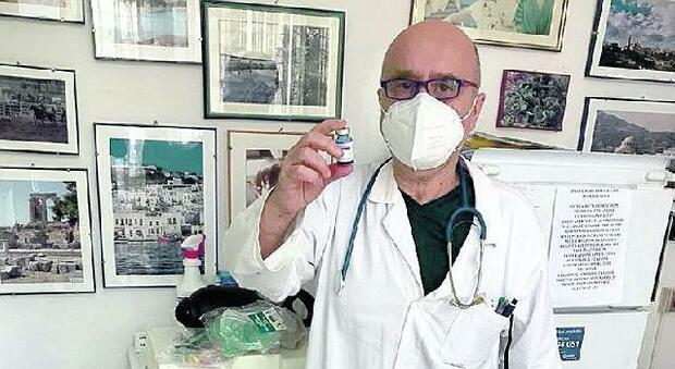 Il dottor Schintu dopo aver vinto il virus vaccina i suoi pazienti