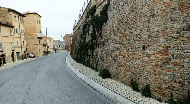 Stop al degrado lungo le mura di Macerata. Marchiori: «Avanzano i lavori»