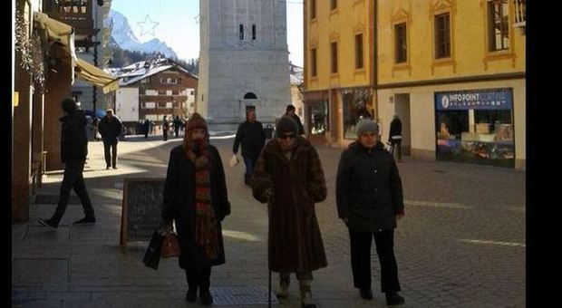 Splende il sole a Cortina, ma struscio in pelliccia per il freddo